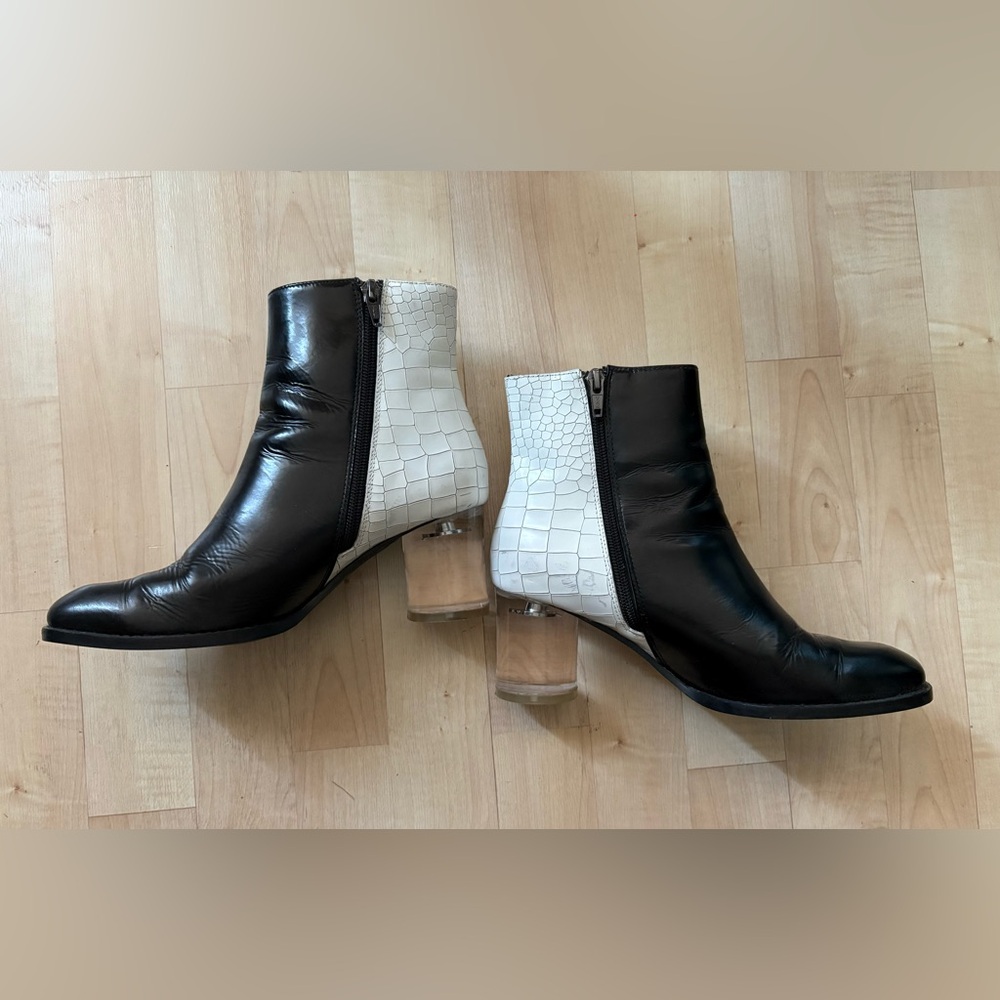 Amazing Retro Black and White Leather Ankle Boot. - Picture 2 of 8